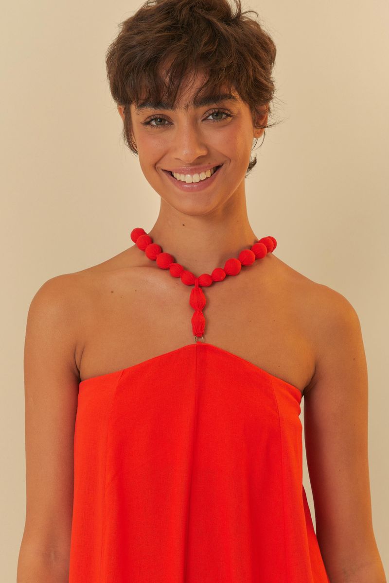 Vestido rojo con detalle de amarre en el cuello, visto desde atrás.