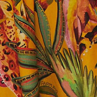 Vista trasera del vestido midi con estampado tropical.