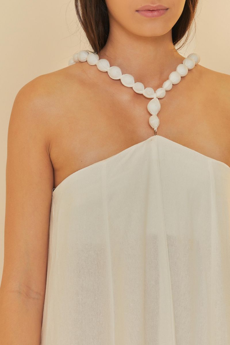Detalle de la tela blanca del vestido largo.