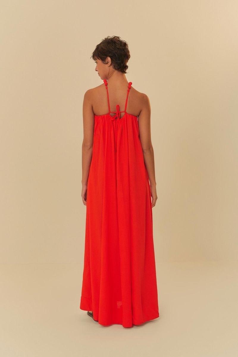 Detalle del cuello del vestido rojo con amarre.