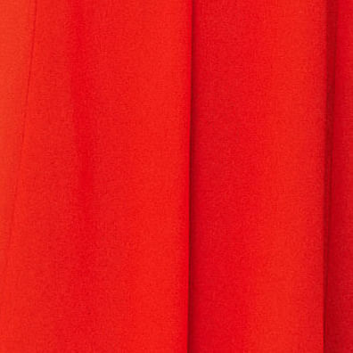 Vestido-rojo-con-detalle-de-amarre-en-el-cuello-visto-desde-atras-en-angulo.