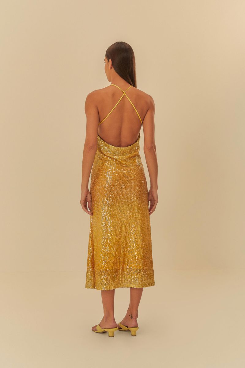 Imagen trasera del vestido mostrando el diseño de los tirantes cruzados.
