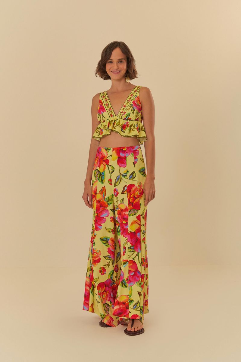 Vista completa de la Blusa Flor Cielo combinada con pantalón estampado, mostrando el look completo.