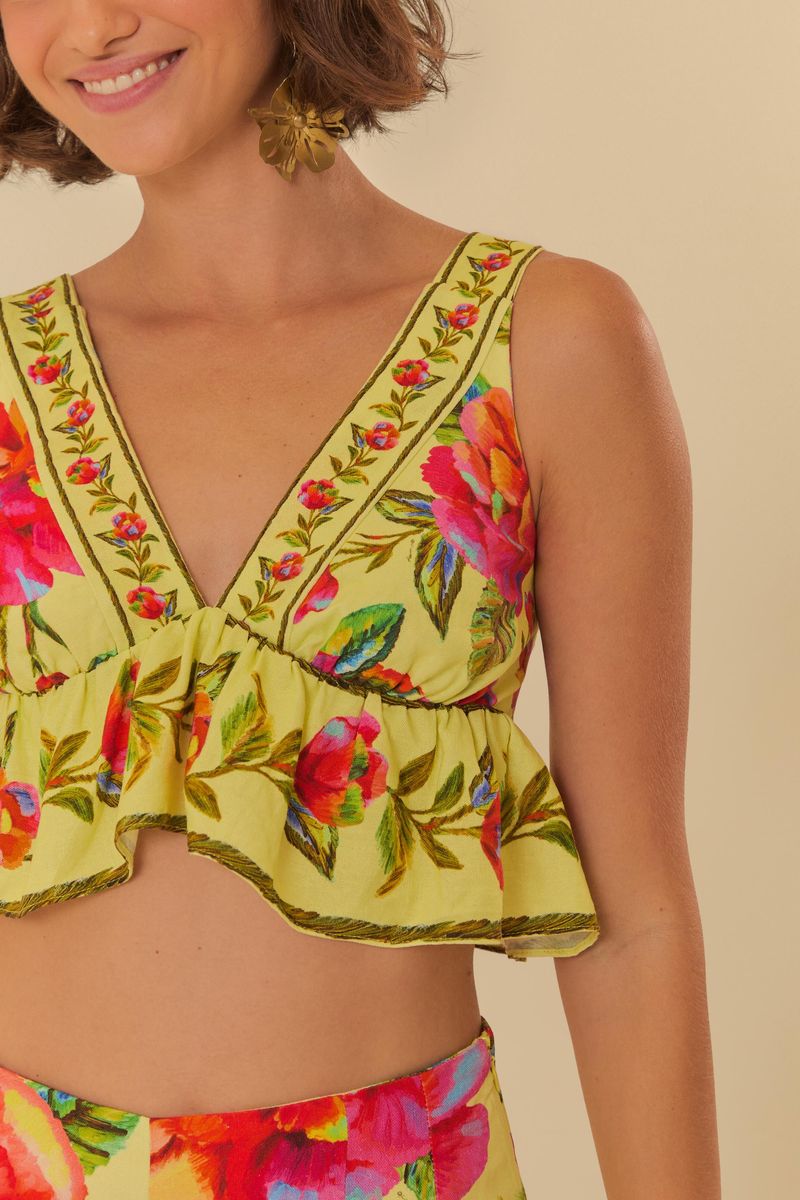 Detalle del escote en V de la Blusa Flor Cielo con estampado floral y volantes.