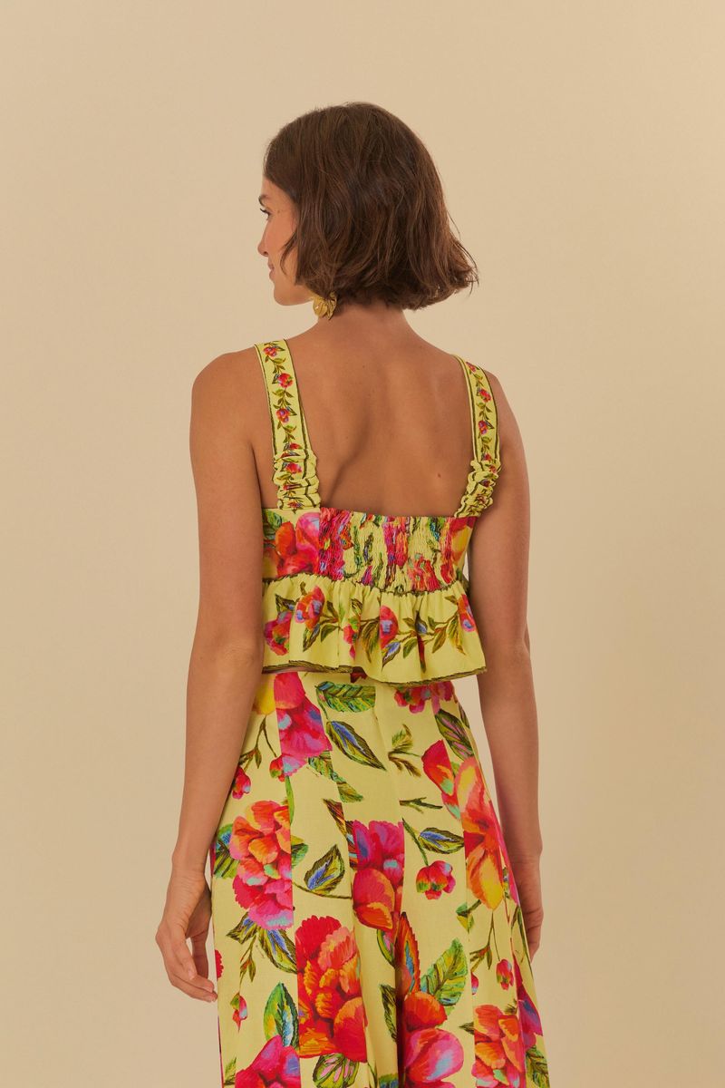 Vista trasera de la Blusa Flor Cielo mostrando el diseño con volantes y estampado floral.