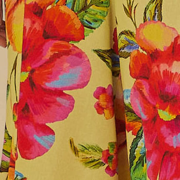 Detalle-lateral-de-la-Blusa-Flor-Cielo-con-estampado-floral-vibrante-y-volantes.