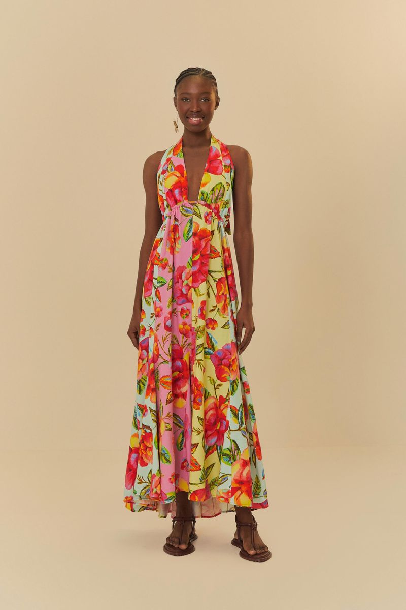 Vista frontal del vestido largo estampado con patrón floral, destacando la caída fluida y el diseño elegante.