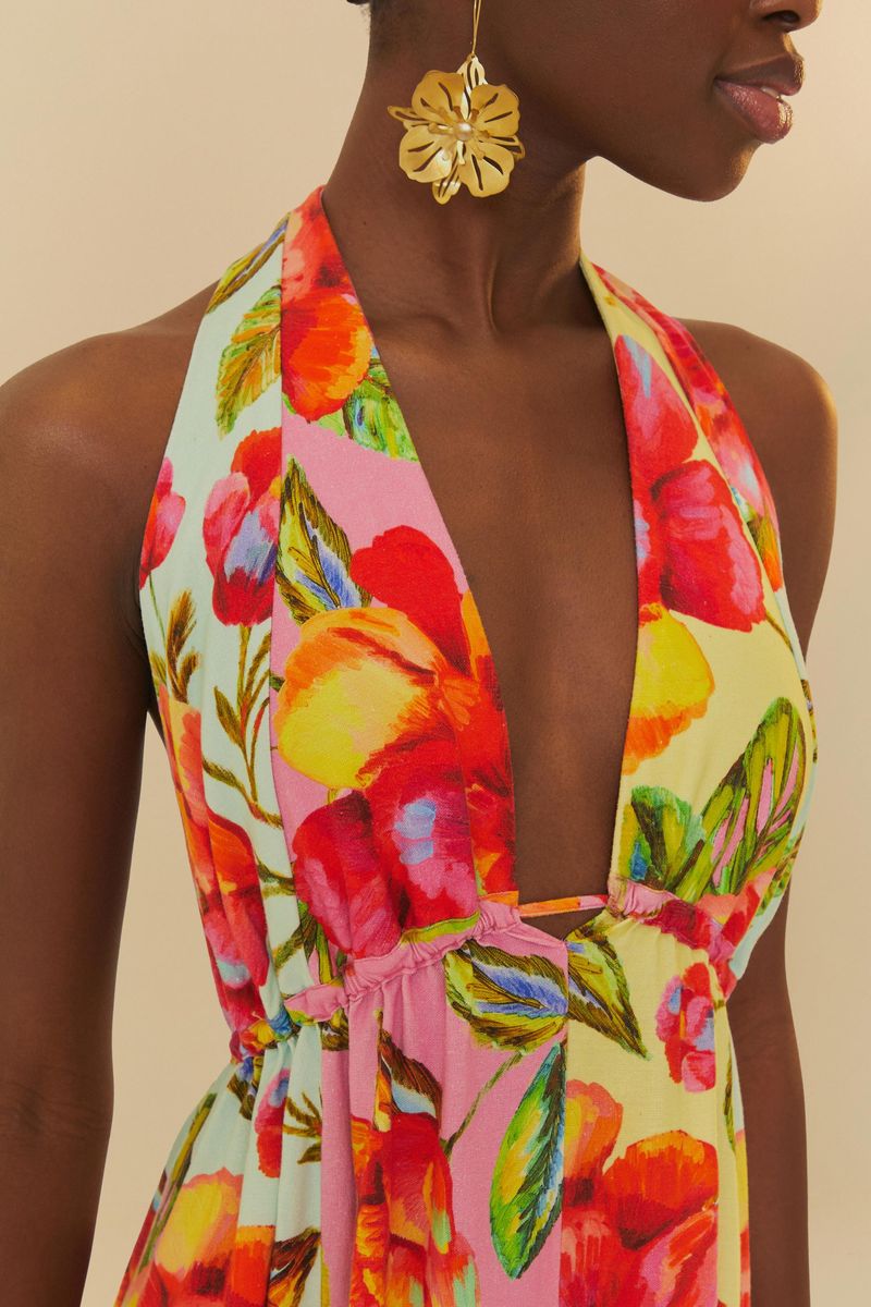 Detalle del patrón floral vibrante del vestido, mostrando los colores y elementos decorativos.