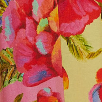 Primer-plano-del-escote-profundo-del-vestido-mostrando-el-patron-floral-y-el-acabado-de-los-tirantes.