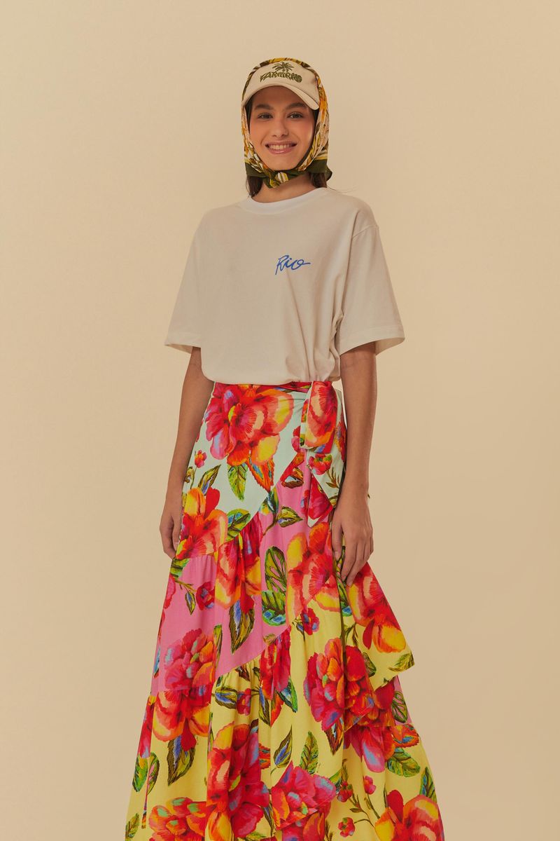 Detalle del estampado floral de la falda, mostrando los tonos vibrantes y el diseño tropical.