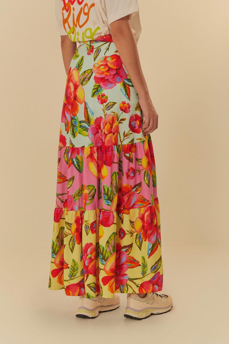 Vista posterior de la falda floral, mostrando el diseño completo y la combinación con zapatos.