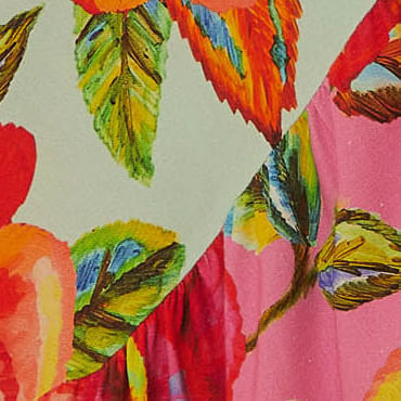 Primer-plano-del-estampado-floral-de-la-falda-destacando-los-detalles-y-colores-vibrantes.