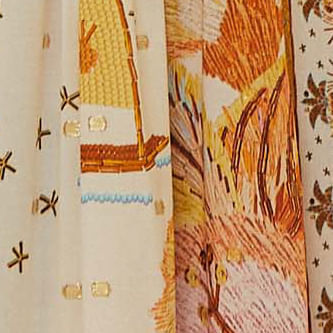 Detalle-del-dobladillo-del-vestido-estampado-con-diseño-floral-y-ornamentos.