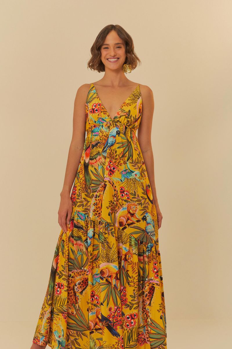 Vista posterior del vestido largo estampado con tema tropical.