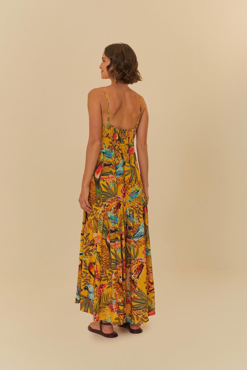 Vista lateral del vestido largo estampado con tema tropical.