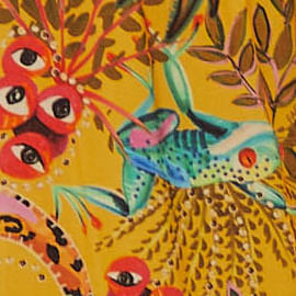 Primer-plano-del-estampado-tropical-del-vestido-largo-mostrando-elementos-como-hojas-y-animales.