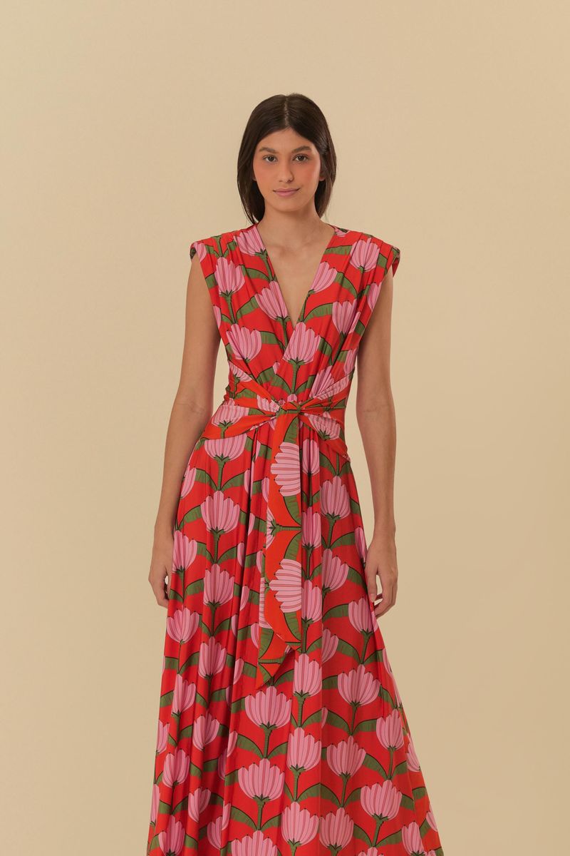 Primer plano del vestido estampado con escote en V y atadura en la cintura.