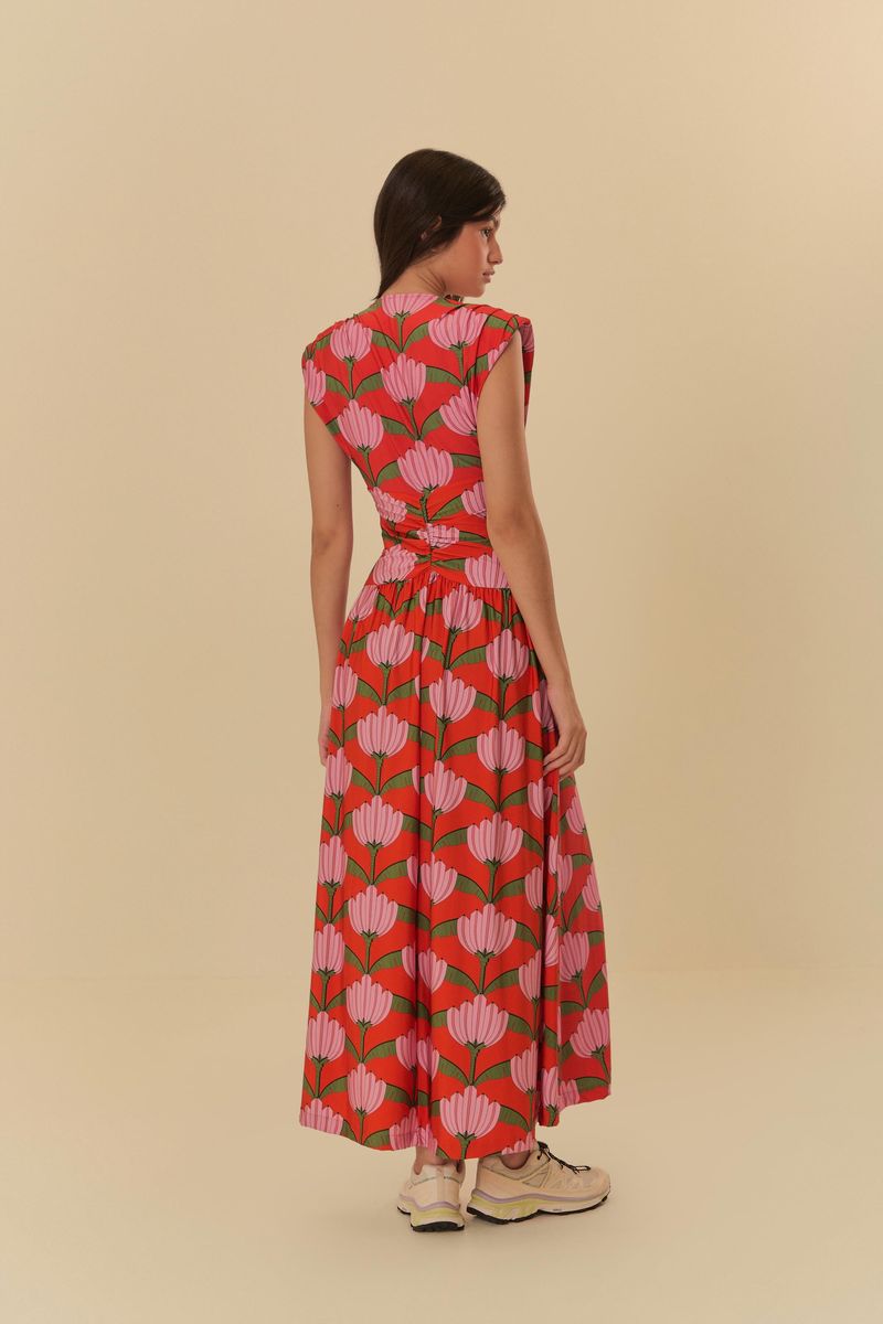 Primer plano del ajuste en la cintura del vestido estampado con frutas.