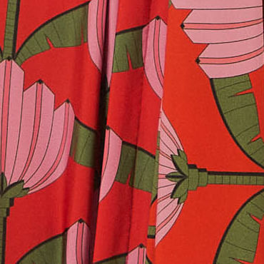 Vista-lateral-del-vestido-largo-estampado-con-frutas-destacando-su-caida-y-el-vibrante-estampado.