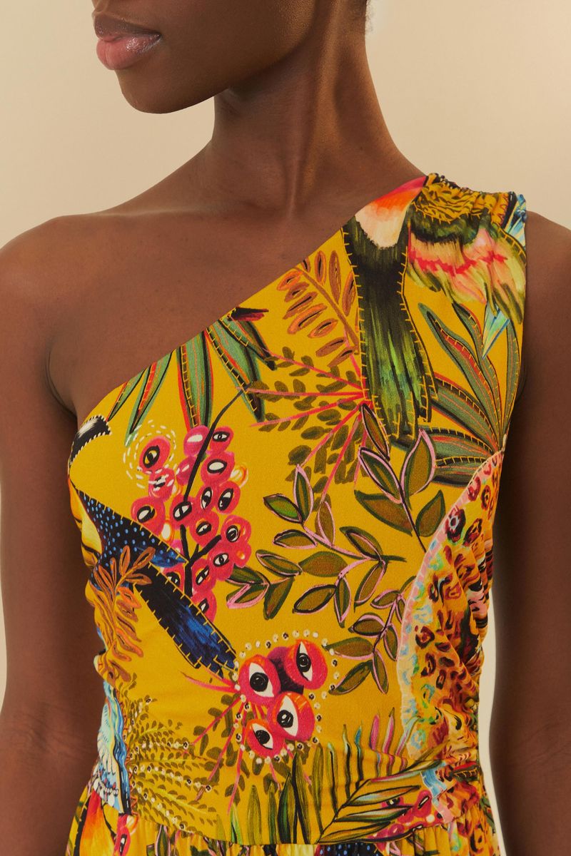 Close-up-del-escote-asimetrico-del-macacao-estampado.