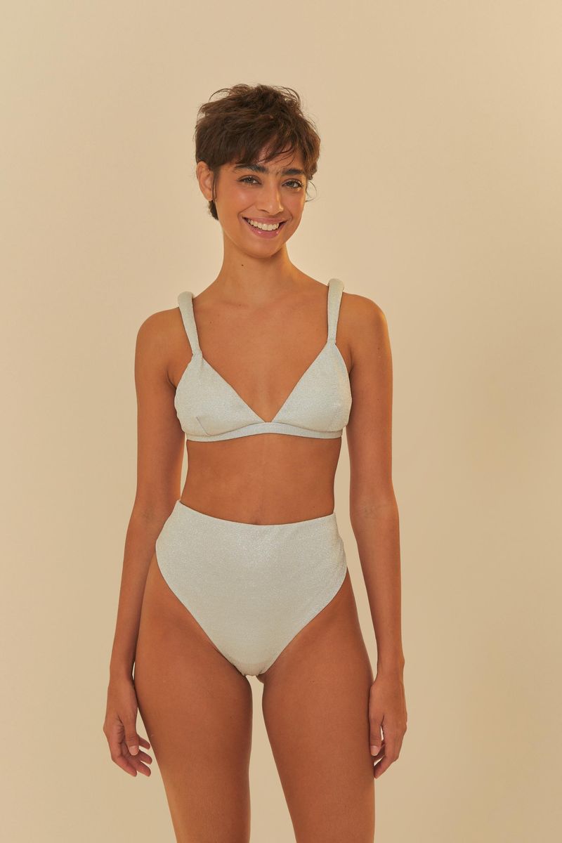 Imagen frontal de un top con tiras en tela lurex.
