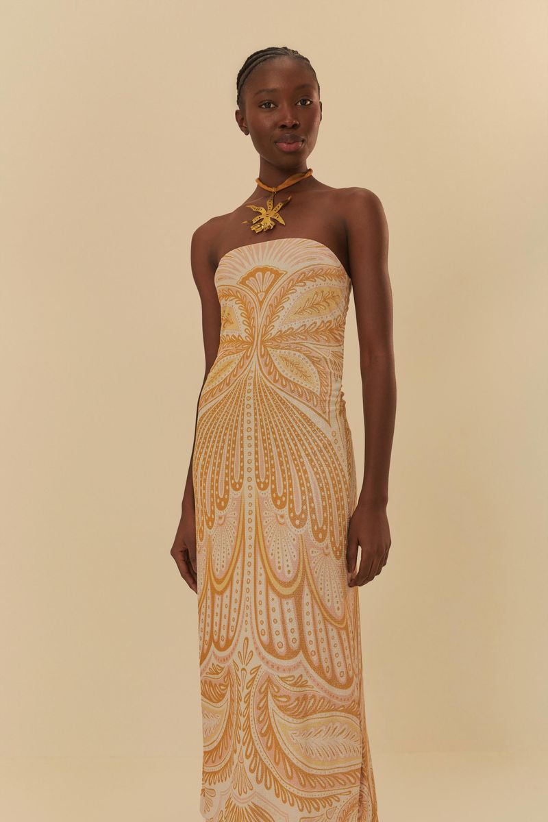 Primer plano del vestido midi estampado con patrón abstracto en tonos de amarillo y blanco, destacando el escote.