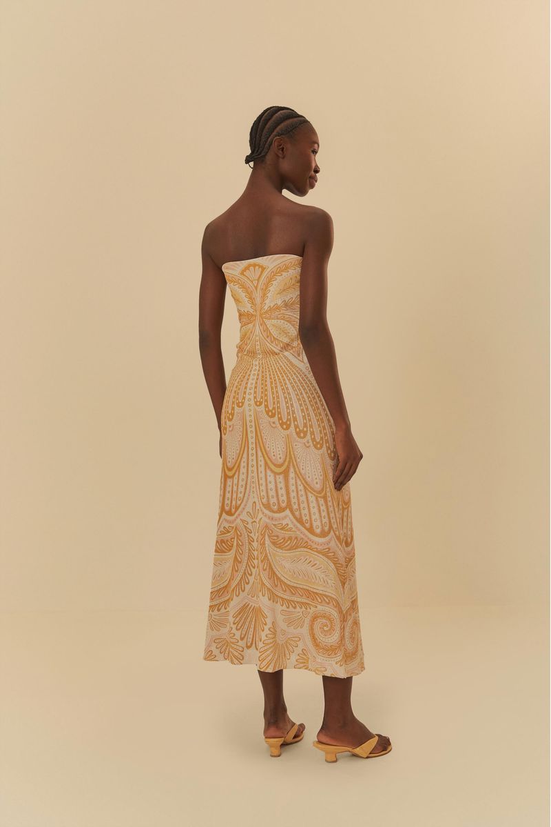 Vista trasera del vestido midi estampado con patrón abstracto en tonos de amarillo y blanco, mostrando el diseño de la espalda.