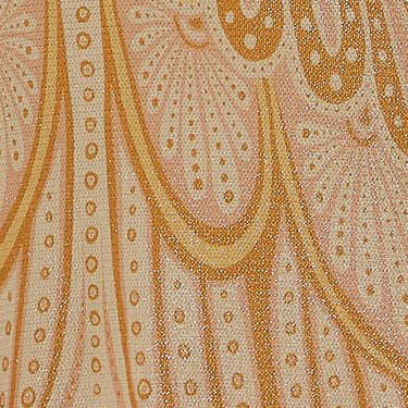 Detalle-de-la-tela-del-vestido-midi-estampado-con-patron-abstracto-en-tonos-de-amarillo-y-blanco.