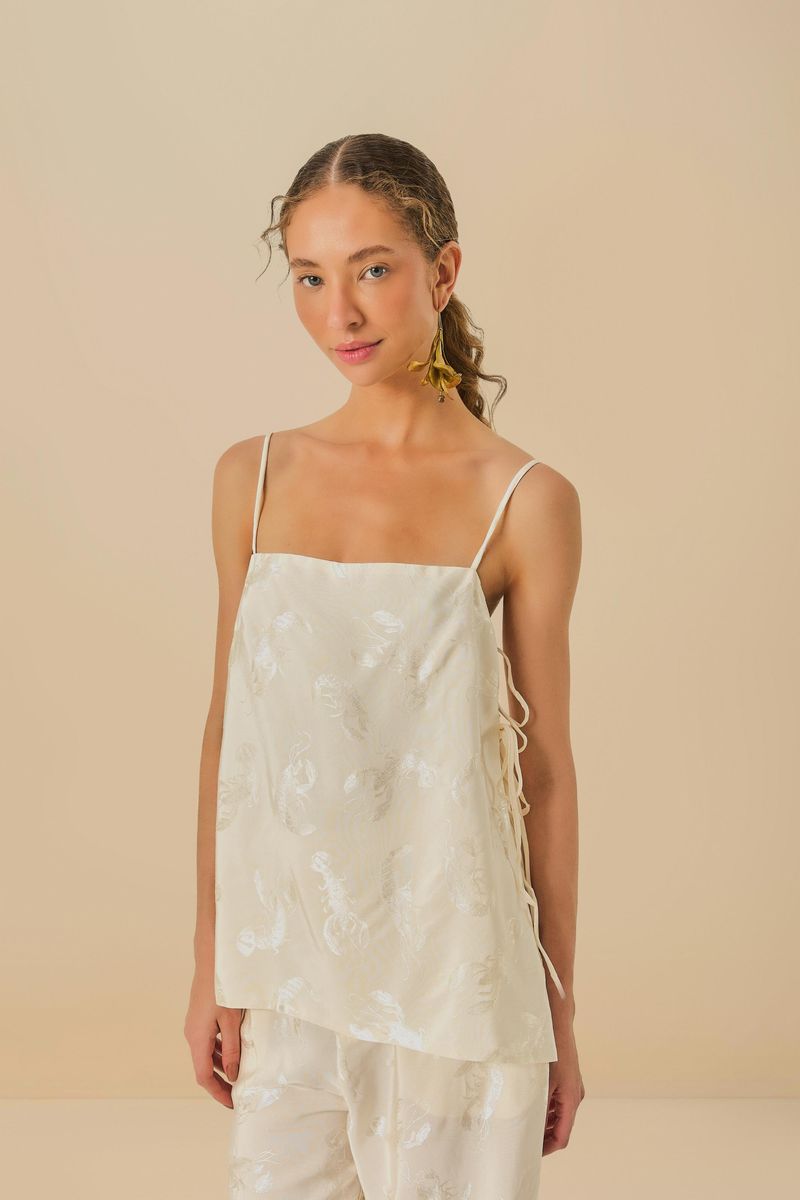 Modelo vistiendo la túnica jacquard sol vista de frente, con diseño sólido y tirantes delgados.