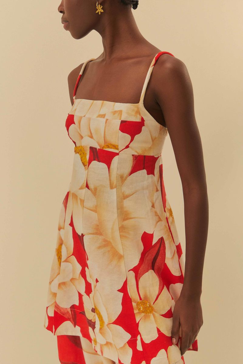 Detalle del escote cuadrado y tirantas delgadas del vestido corto con estampado floral.