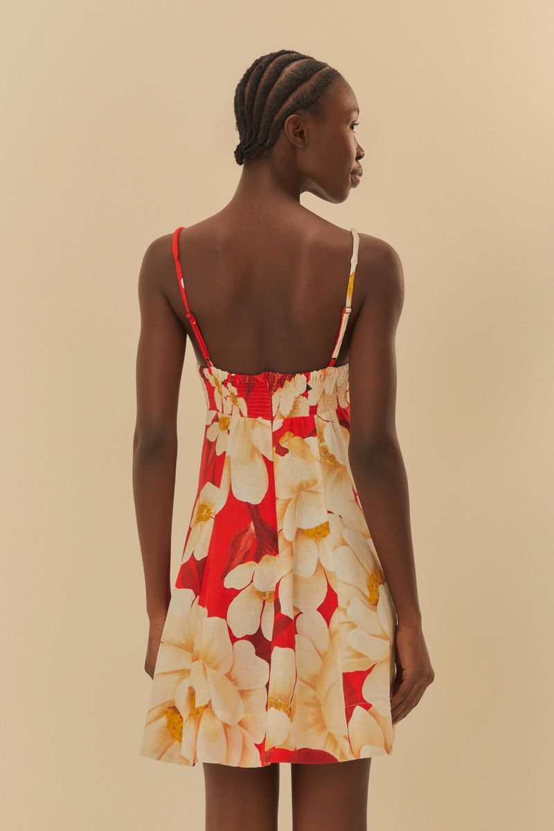 Vista lateral del vestido corto con estampado floral, destacando su caída suelta y cómoda.