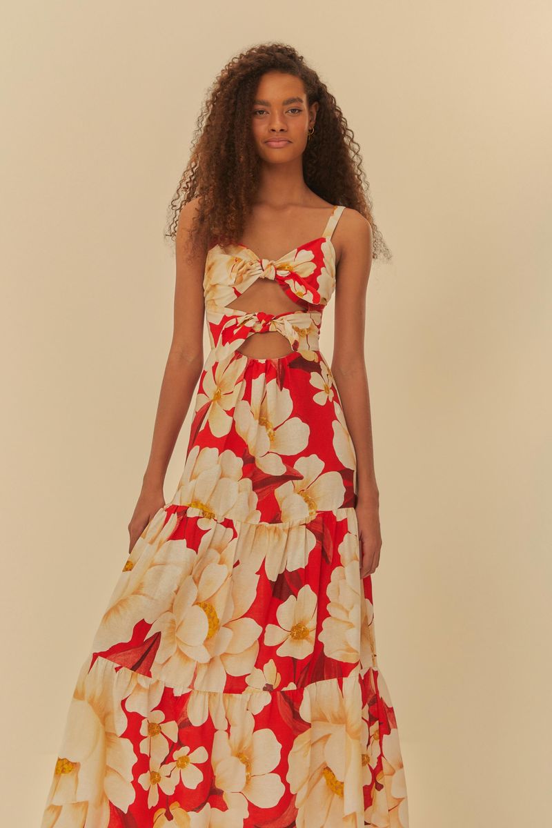 Vista frontal del vestido largo estampado con tiras finas y detalle de amarre en el frente, mostrando el diseño floral.