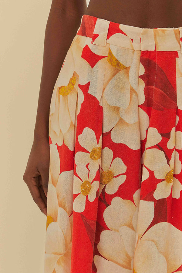 Detalle de la cintura alta del pantalón Bella en tela de calicó con estampado floral vibrante.