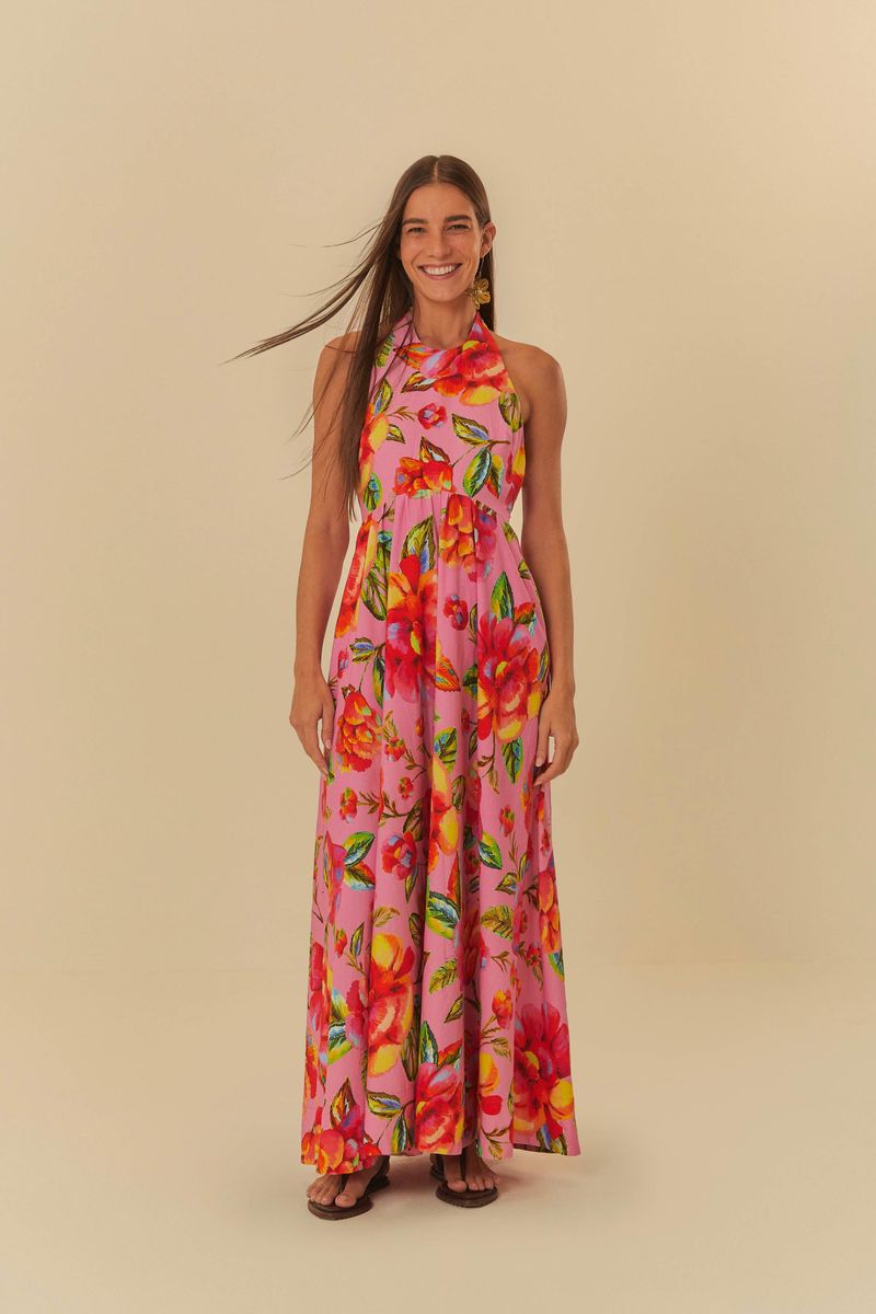 Vista-frontal-del-vestido-largo-estampado-con-flores-vibrantes-destacando-la-caida-fluida.