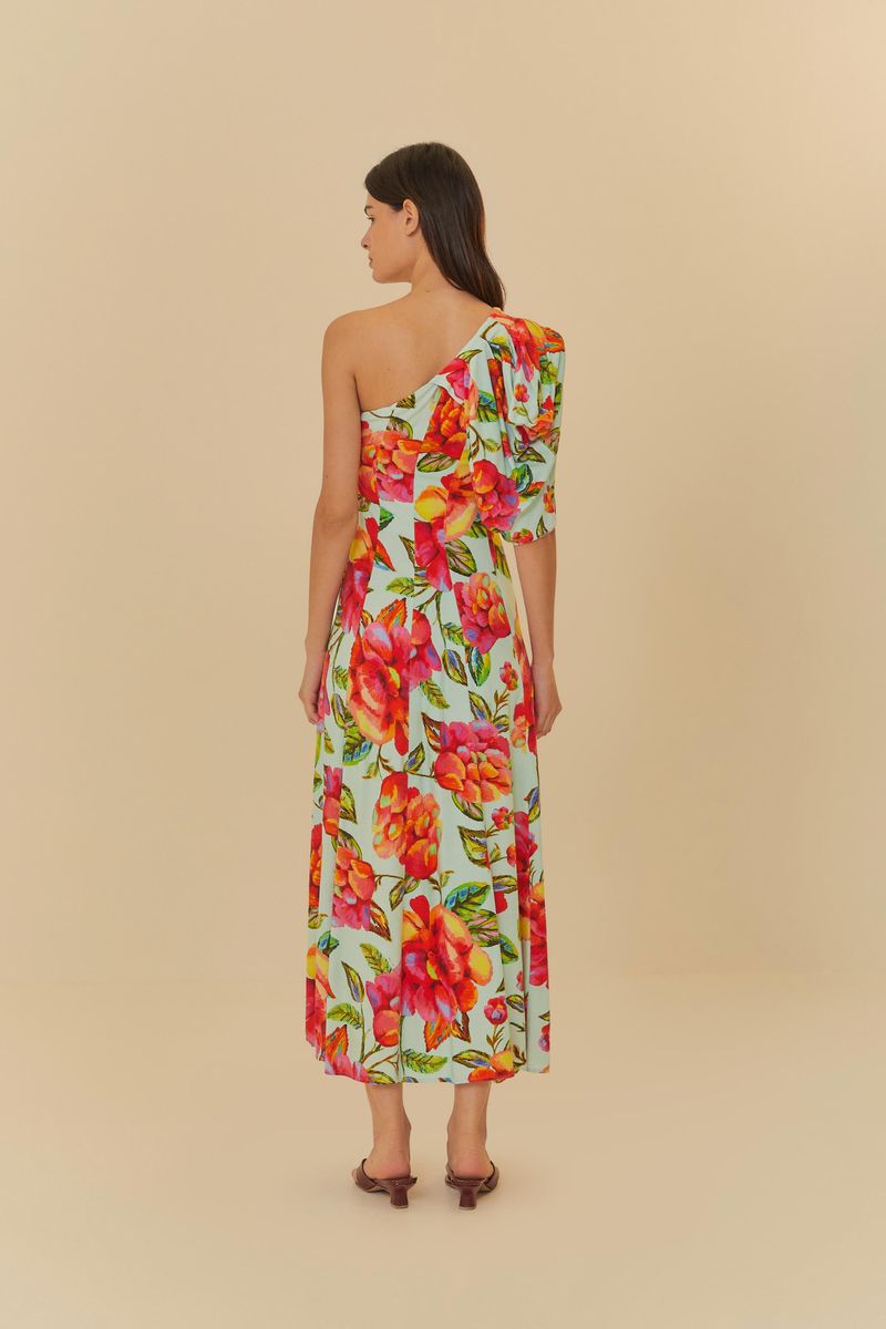 Vista-trasera-de-modelo-usando-vestido-floral-de-un-hombro-mostrando-el-caimiento.