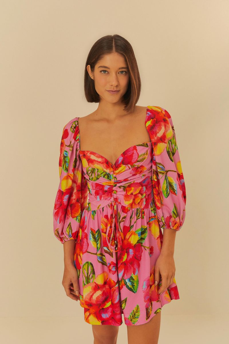 Primer plano del vestido floral con escote cuadrado y mangas largas.