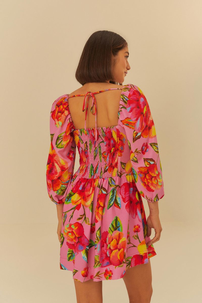 Vista trasera del vestido floral mostrando detalle de amarre en la parte de atrás.