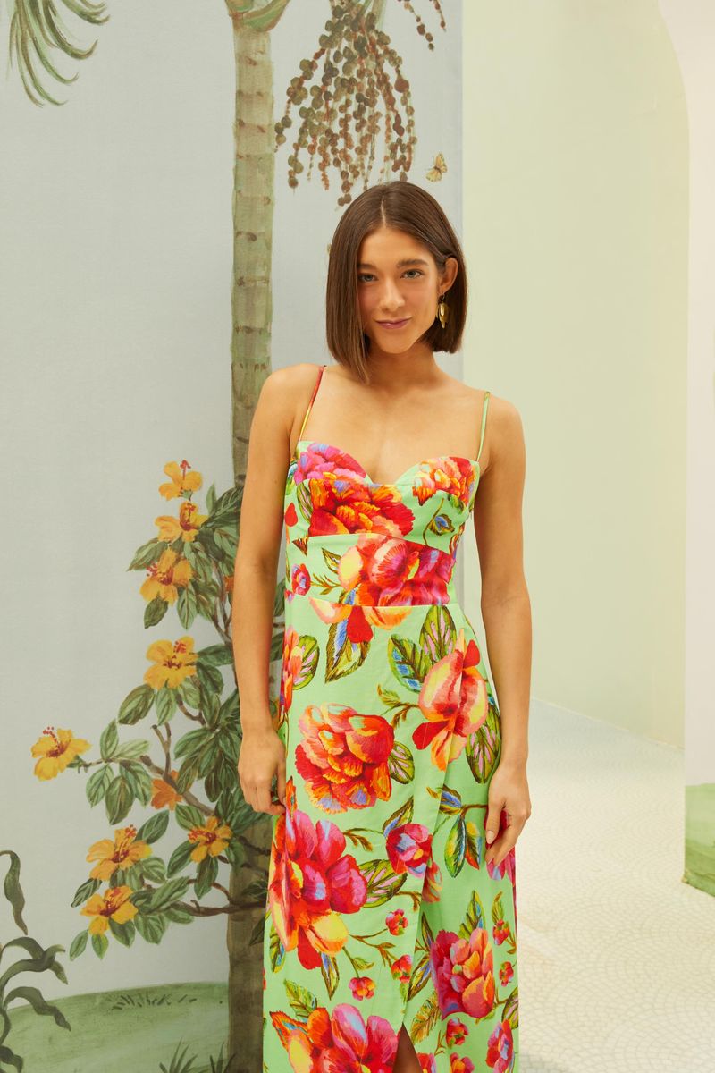 Close-up-del-vestido-midi-floral-con-estampado-vibrante-destacando-el-escote-en-V-y-tirantes-delgados.
