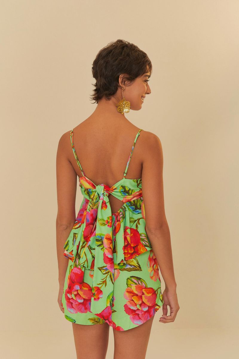 Blusa-de-alca-con-estampado-floral-tropical-vista-lateralmente-evidenciando-la-caida-suelta.