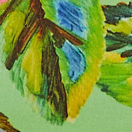 Detalle-del-estampado-floral-tropical-de-la-blusa-con-colores-vibrantes-y-elementos-botanicos.