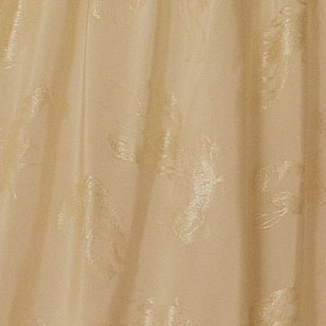 Vestido-largo-blanco-con-tiras-delgadas-y-escote-cruzado-mostrado-en-un-fondo-neutro.