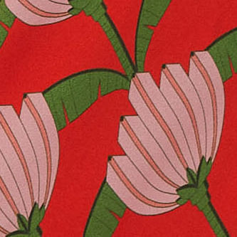 Primer-plano-de-la-estampa-de-bananas-sobre-fondo-rojo-resaltando-los-detalles-del-tejido.