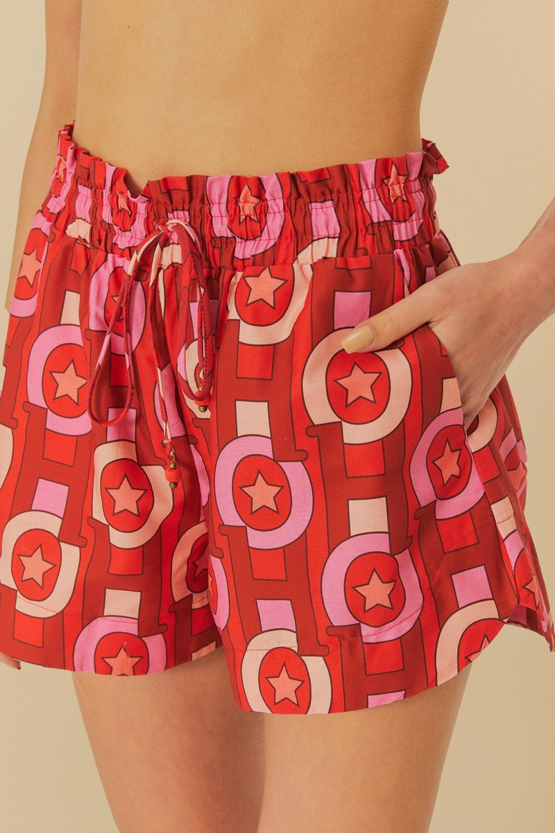 Primer plano del pantalón corto estampado geométrico con detalles de cintura alta y amarradura.
