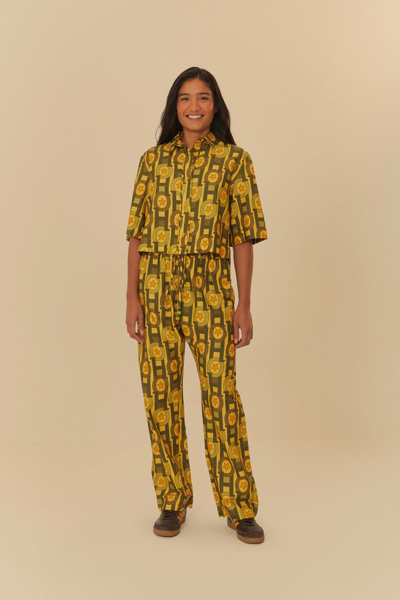 Conjunto de camisa y pantalón estampados con patrón geométrico, vista completa.
