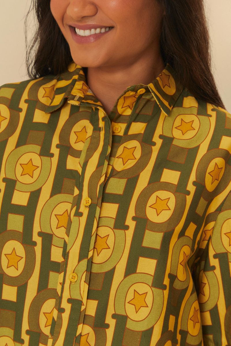Detalle del cuello y cierre con botones de la camisa estampada.