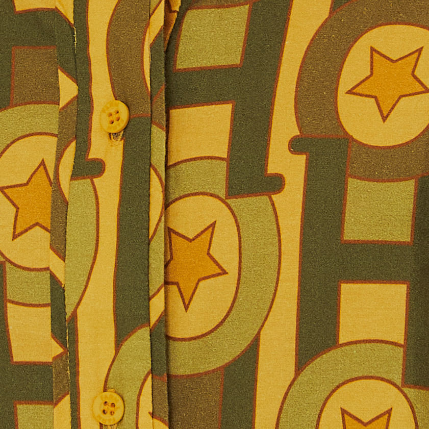 Primer-plano-del-patron-geometrico-del-estampado-de-la-camisa.