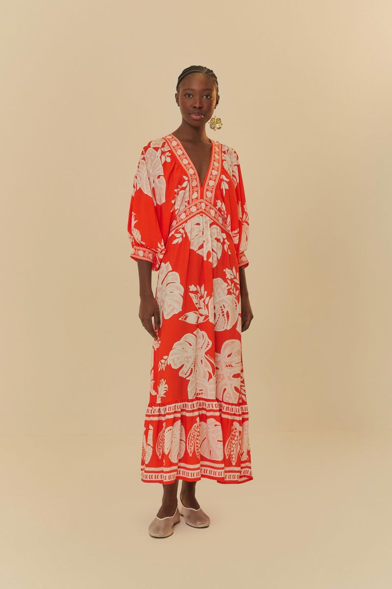 Vestido corto con estampado de hojas y detalles en encaje, visto de lado.
