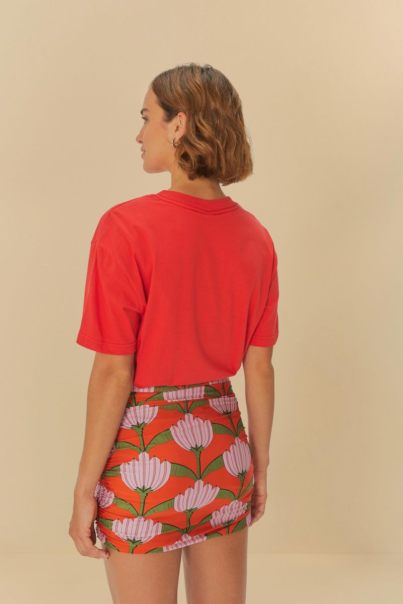 Imagen-de-la-falda-vista-desde-atras-destacando-el-estampado-tropical.