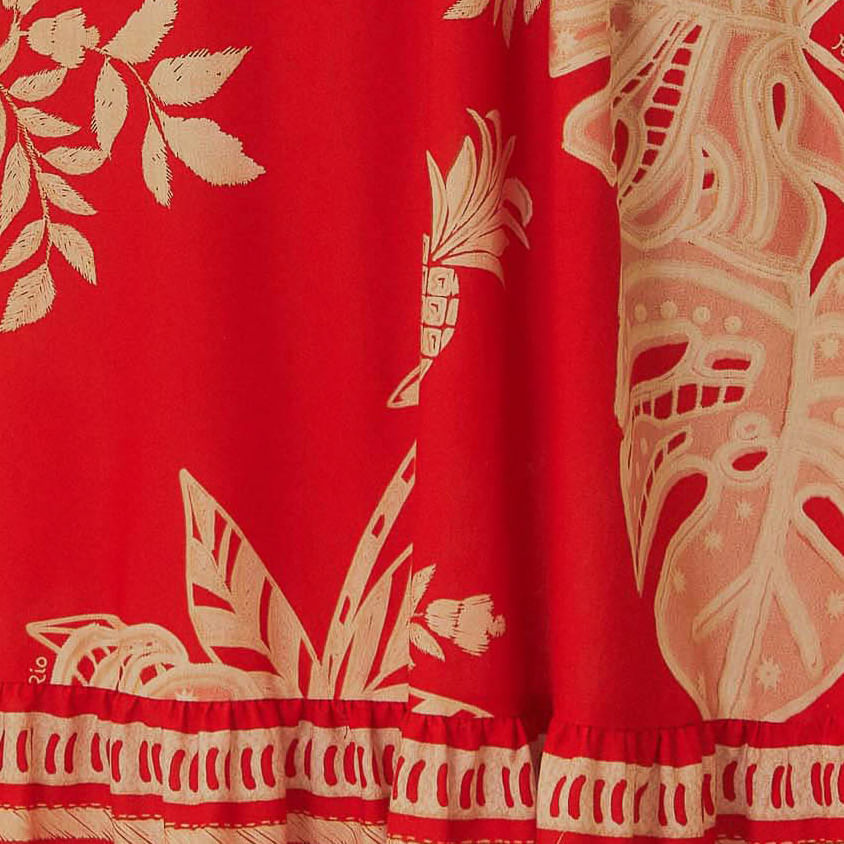 Acercamiento-al-estampado-de-hojas-en-el-vestido-midi-rojo.