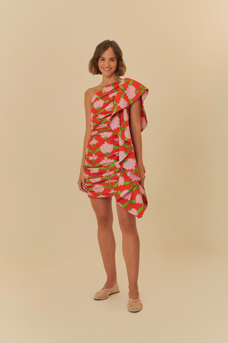 Vestido corto estampado con plátanos sobre fondo rojo, modelo de un solo hombro, con detalles fruncidos.